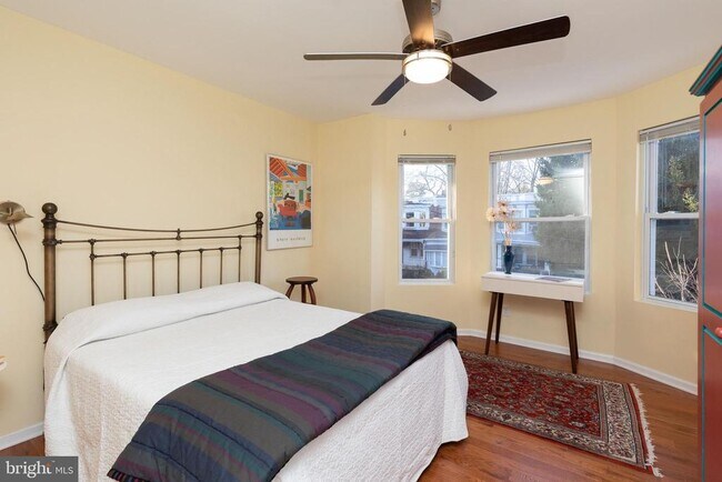 Building Photo - 456 Winona St