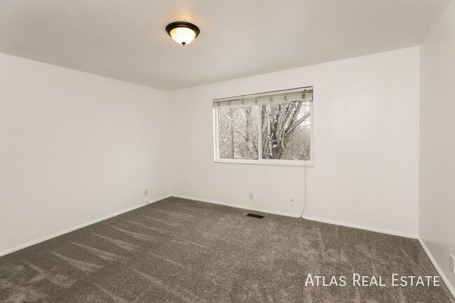 Building Photo - 785 E 650 S