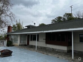 Building Photo - 2 Bedroom 1 Bath Duplex for Rent with Util...