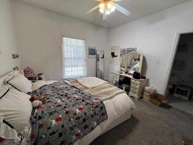 Building Photo - 4 Bedroom/4 Bathroom House!