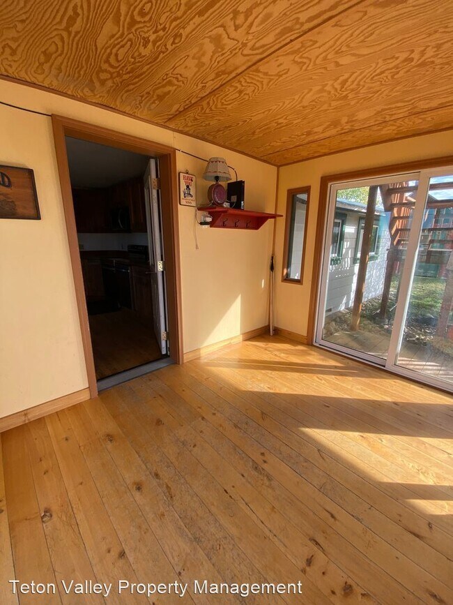 Building Photo - 2 br, 1 bath House - 5135 N 410 W Lower Unit