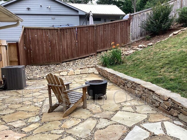 Building Photo - 23 Moore Ave