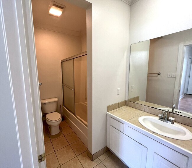 Building Photo - University View Condo, Gated 2 Bedroom Condo For Rent, Near LSU