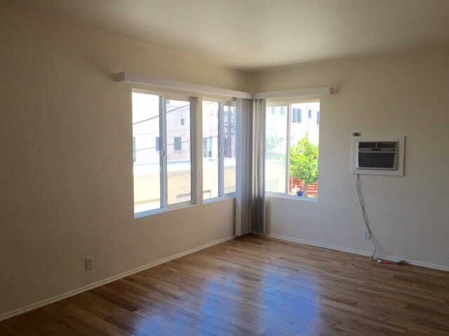 Building Photo - 327 N Mariposa Ave