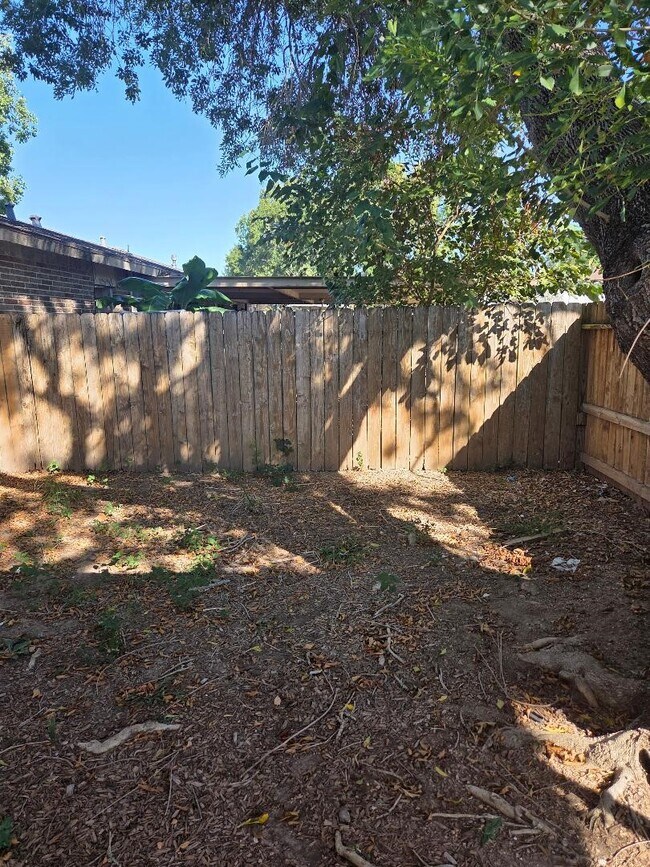 Building Photo - 2000 Bahama Dr