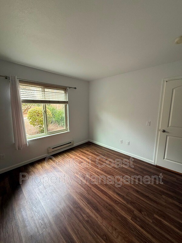 Building Photo - 300 Glenwood Cir