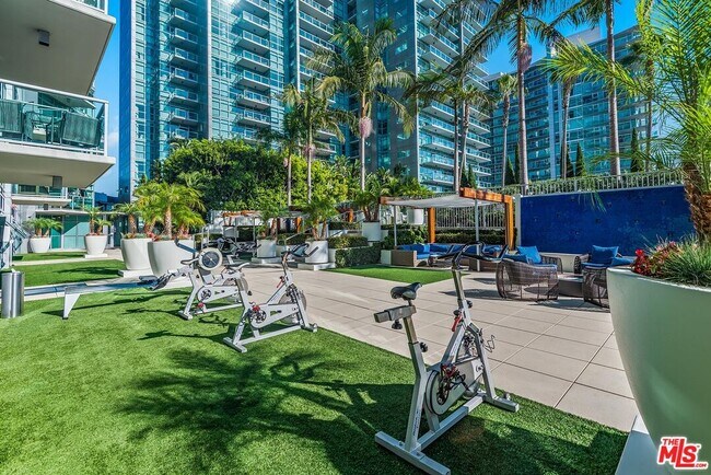 Building Photo - 13700 Marina Pointe Dr