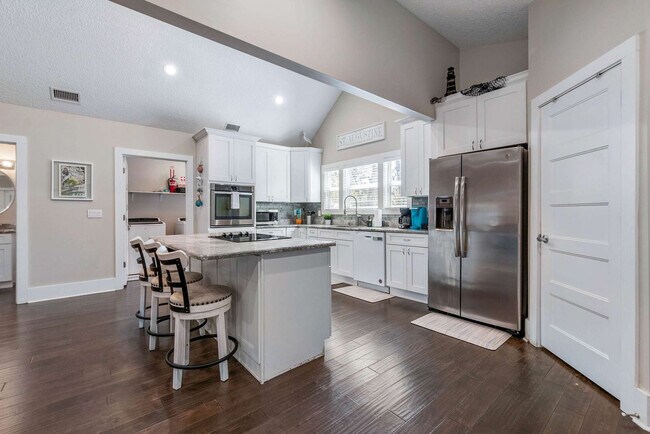 Building Photo - 76 Sanford St