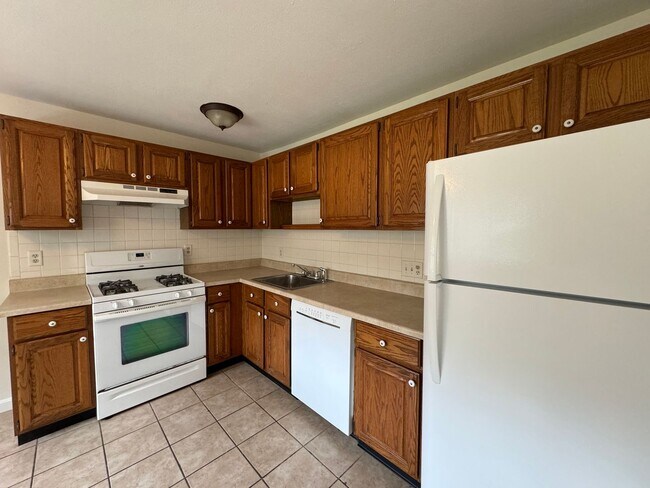 Building Photo - Bright and Spacious Corner Unit in North A...