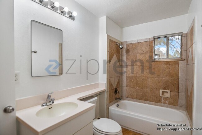 Building Photo - 909 N Estates Dr