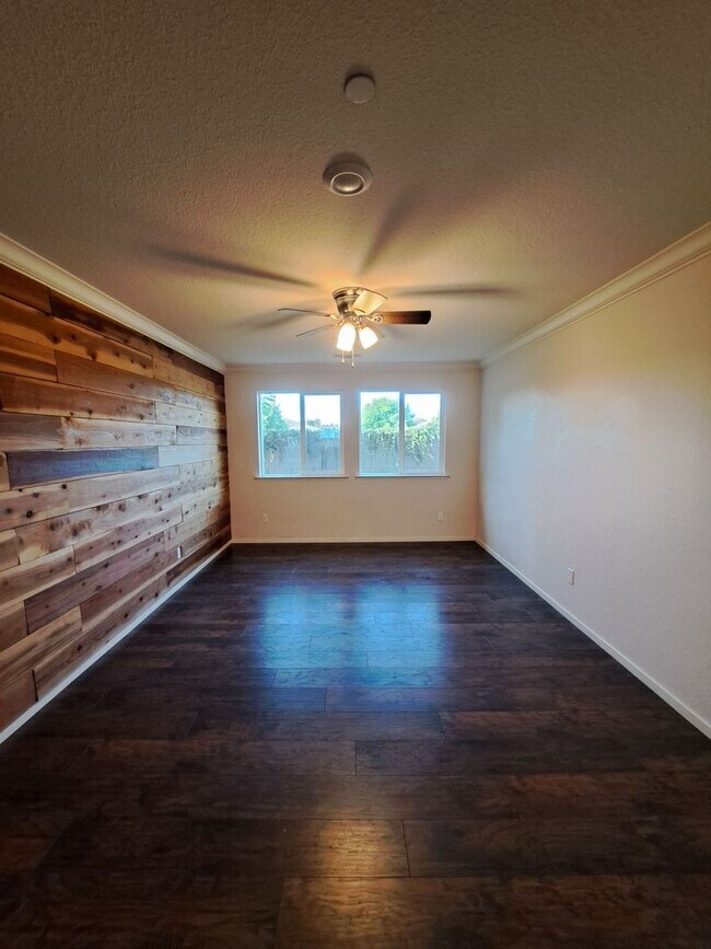 Building Photo - Stunning and Spacious - Don't Miss This Rental Home!