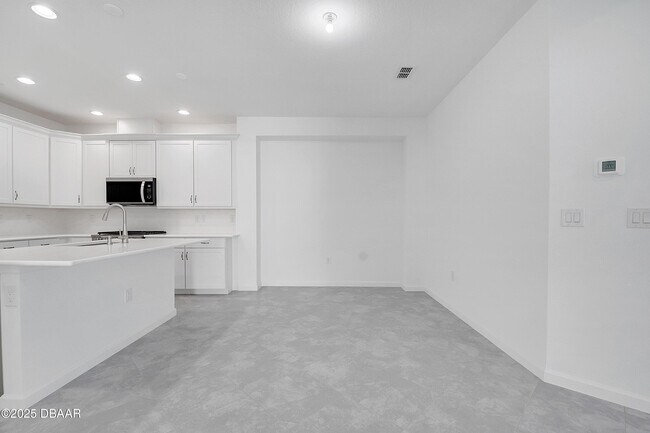 Building Photo - 215 Summertime Pl