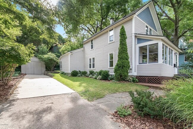 Building Photo - 408 Hilbert St