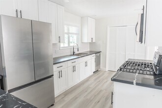 Building Photo - 609 Oak Harbor Dr