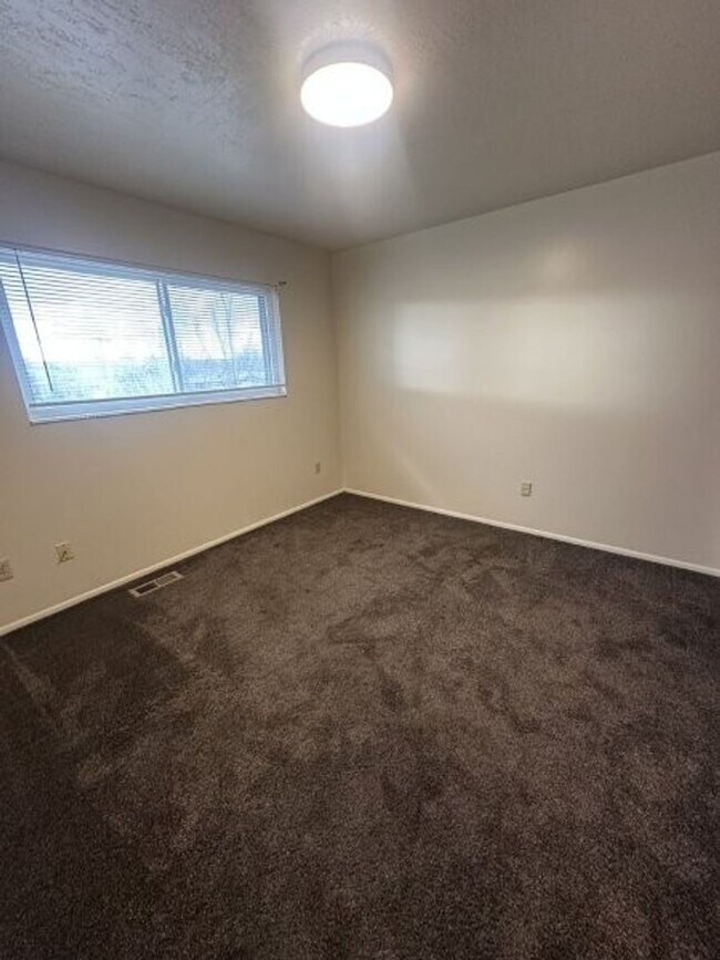 Building Photo - 700 700 W