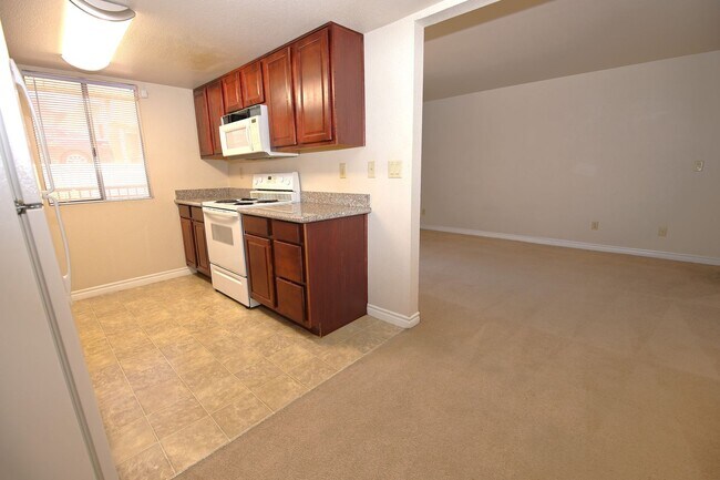 Building Photo - UPGRADED BELLA VITA 1 BEDROOM CONDO