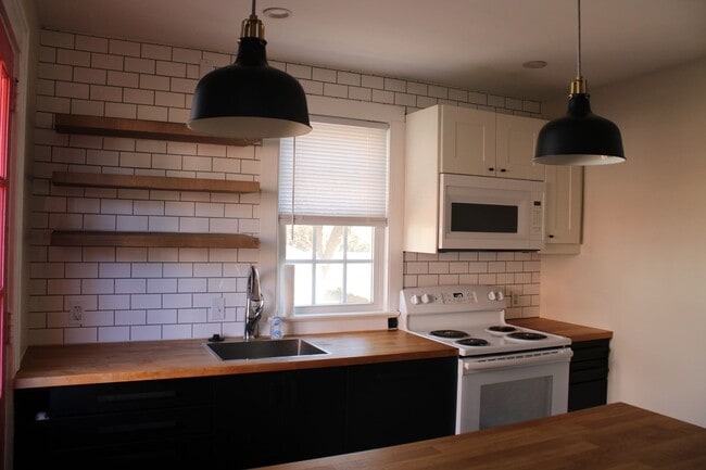 Building Photo - 1804 Anderson St NW