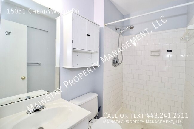 Building Photo - Updated End Unit Townhome W/ Fenced in Yard!