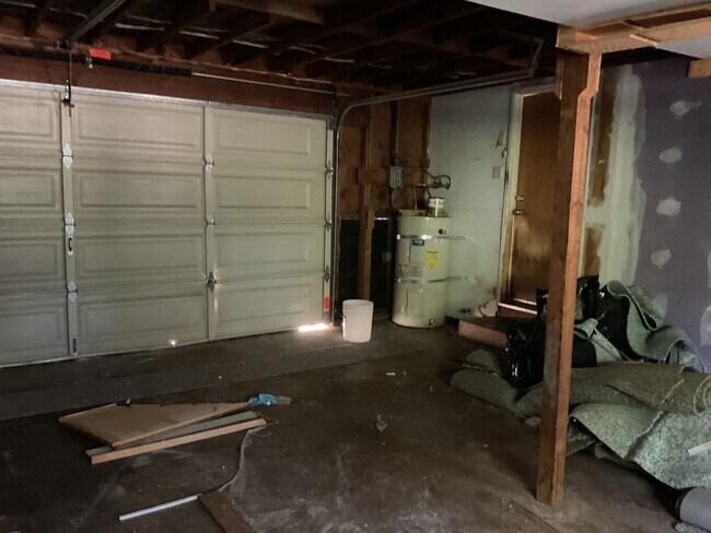Building Photo - Two story 4 bedroom 2 bath home, Magalia