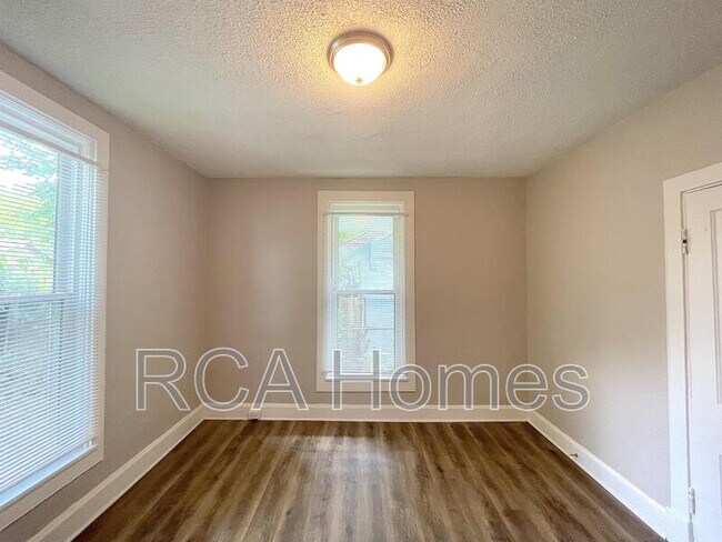 Building Photo - 433 N Bradley Ave