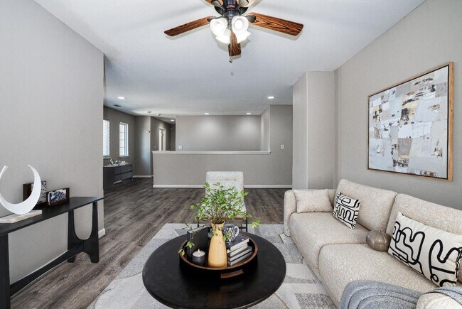 Building Photo - Perfect 6/3 Clovis Home for Large Family!