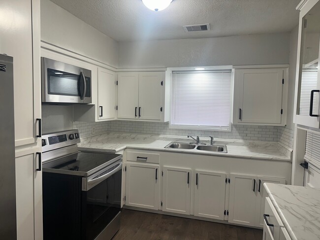 Building Photo - 208 Walnut St