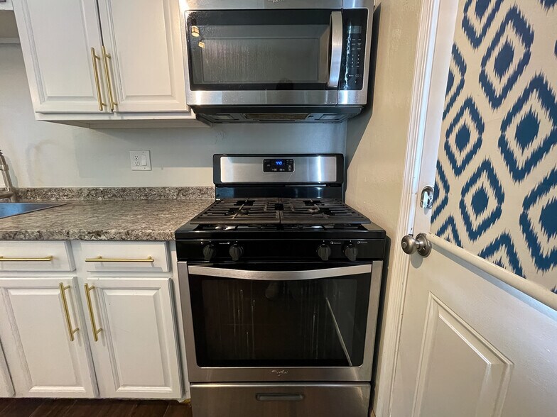 Gas range - 4615 N 14th St
