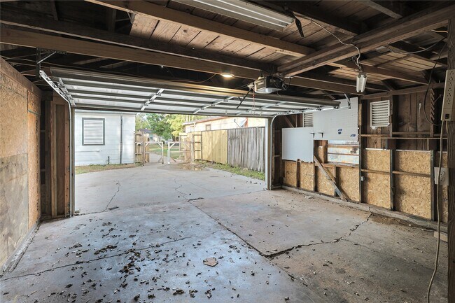 Building Photo - 1106-12th 1/2 12th 1/2 St N