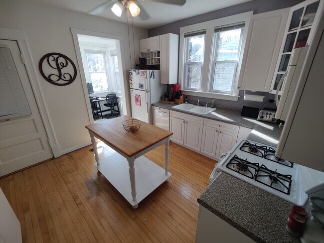 Building Photo - 3547 N Marshfield Ave