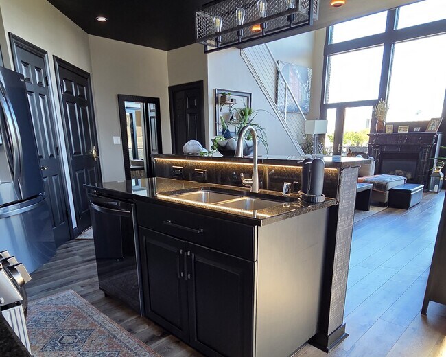 Building Photo - 1515 N Van Buren St