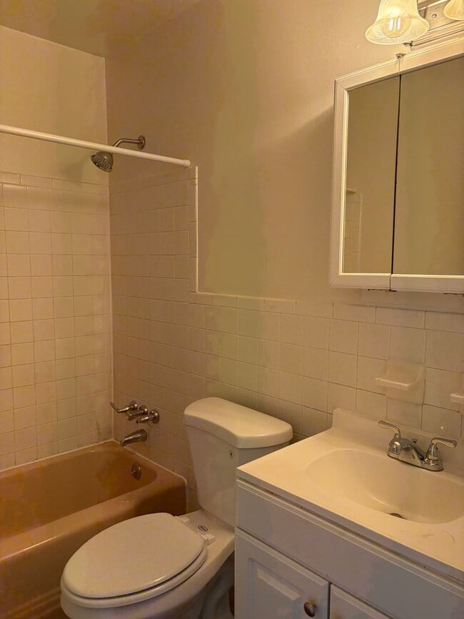 Building Photo - 2 bedroom ranch style apartment