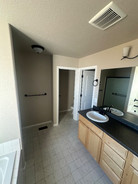 Building Photo - 2142 Falling Leaf Dr