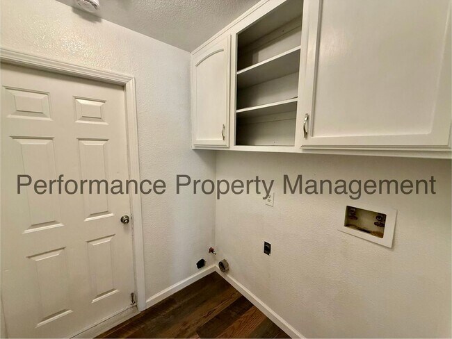Building Photo - Updated 3 Bed/2 Bath Taft Home w/ Pool, Solar & $0 Deposit Option