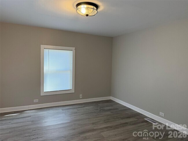 Building Photo - 603 E 8th Ave