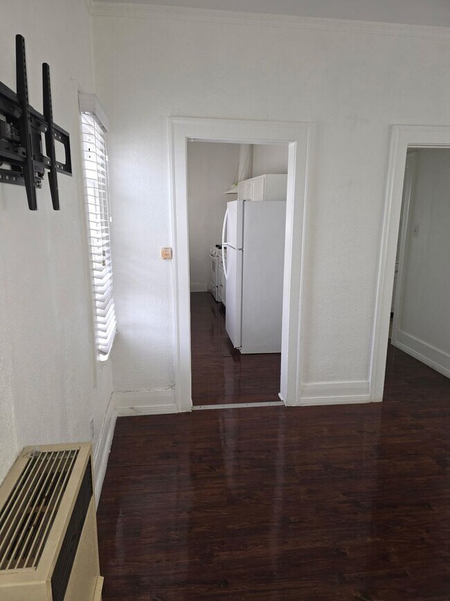 Building Photo - Fourth Street