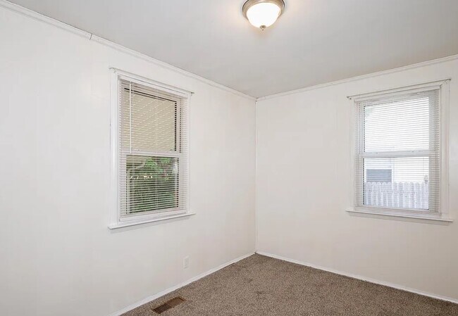 Building Photo - Spacious 4BR Family Home on Court Way | 1,875 Sq Ft | $2,593/mo