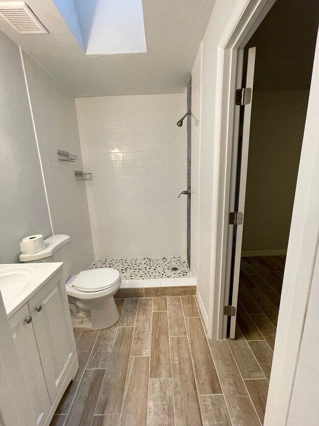 Building Photo - Beautiful Single Family Home! $2395/1085ft2-South Sarasota, 3-Bed/2-Bath, Fully Renovated: Annual...