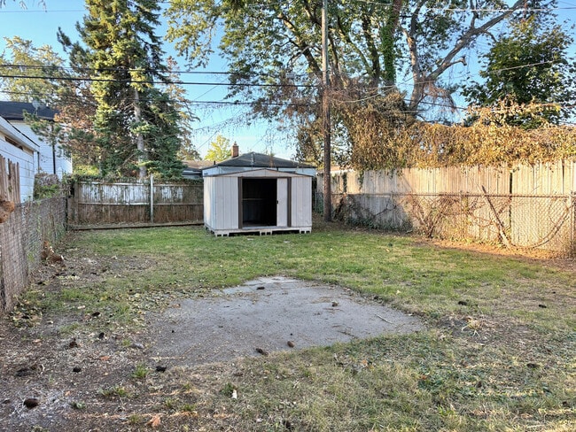Building Photo - 387 W Robert Ave