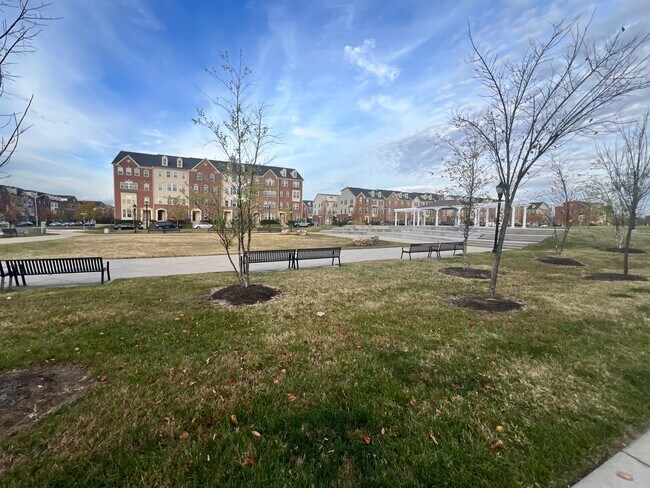 Building Photo - Stunning 3 BR/2.5 BA Townhome in Greenbelt!