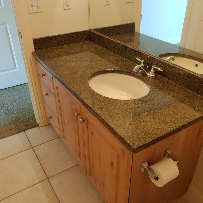 Building Photo - Nice main floor 3 BR 2 BTH Condo in awesome PG location