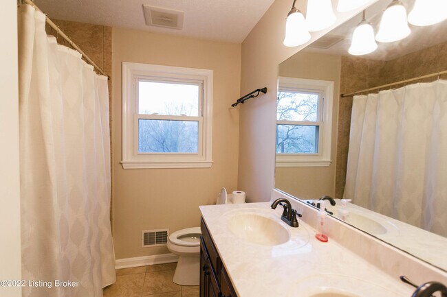 Building Photo - 2417 Ashwood Dr