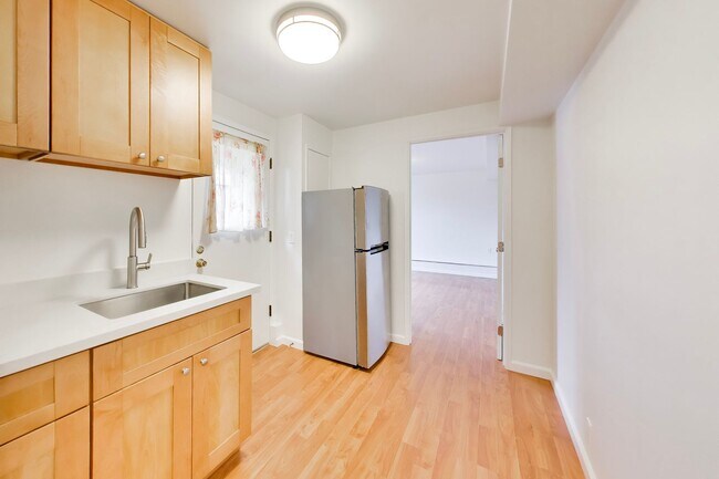 Building Photo - Bright Corner Home with Family Room, Yard & Laundry in Prime Sunset Location!