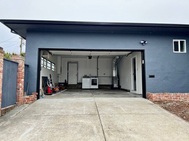 Building Photo - 2 Maywood Ave