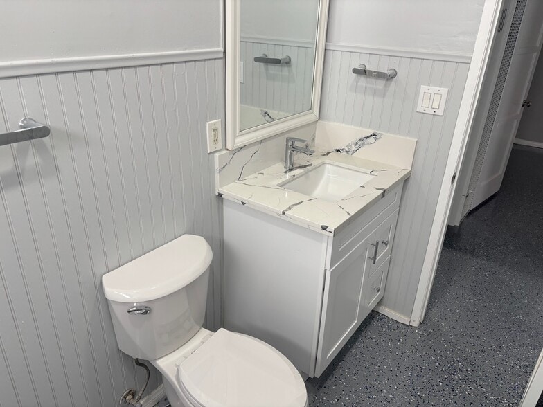 Building Photo - 111 Barney Ct