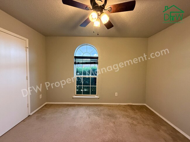 Building Photo - Spacious 3-Bedroom Corner Lot Home with Large Backyard in Arlington, TX