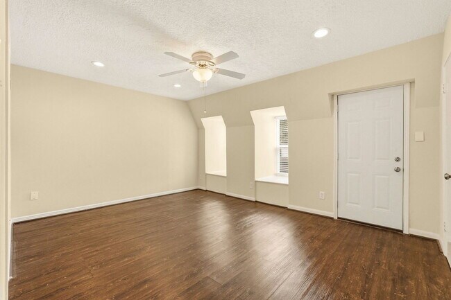 Building Photo - 496 N Post Oak Ln