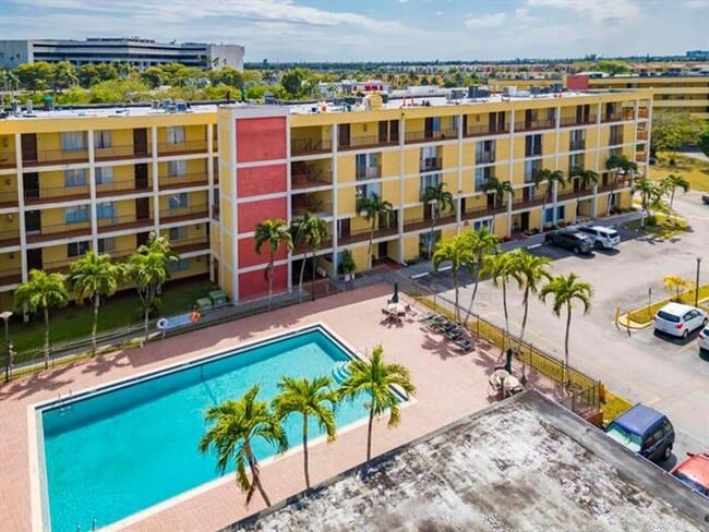 Building Photo - 9240 Fontainebleau Blvd
