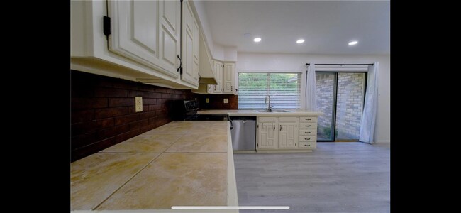 Building Photo - 6403 Apache Ct