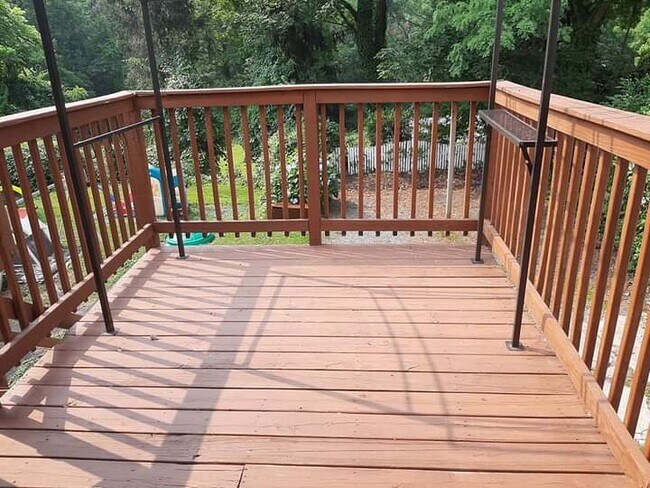 Building Photo - 339 Oak Rd