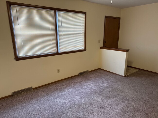 Building Photo - 2 Bedroom House! South!  $895 Yard Care In...